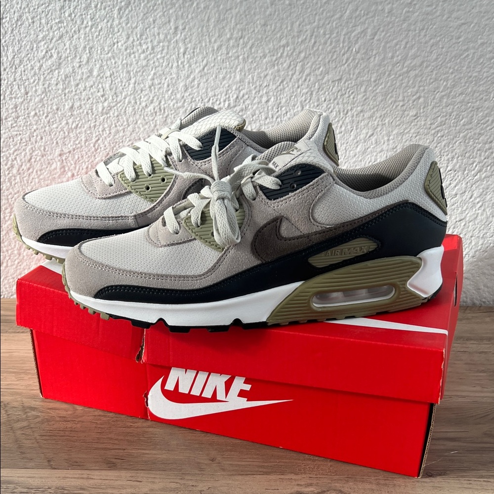 Mens Nike Air Max 90 Sneakers - NWT 10.5